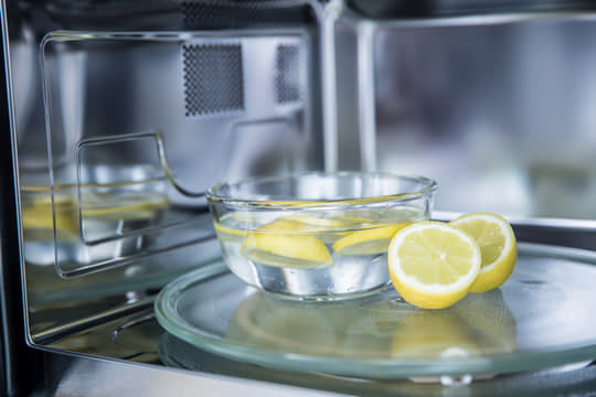 Трюк з мікро­хвильовою піччю допоможе позбутися від неприємних запахів на кухні