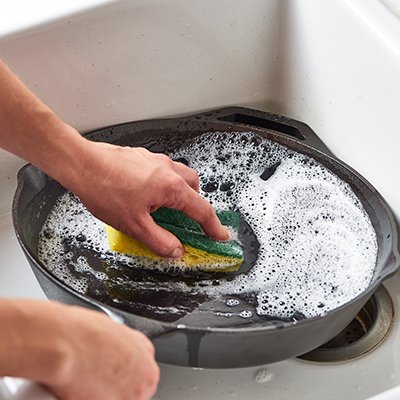 Іржа на чавунній сковороді – очистити допоможе недорогий ефективний засіб