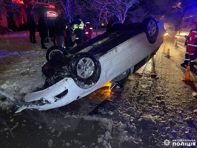 Зіткнення двох авто: від удару легковик перекинувся на дах