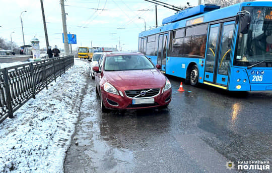 Переходила дорогу в невстановленому місці: пенсіонерка потрапила під авто