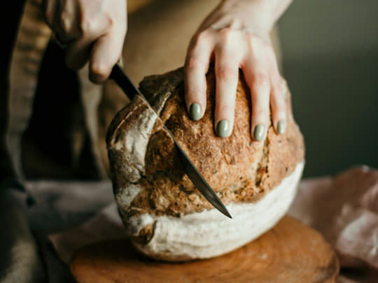 Чому починати різати хліб потрібно не з окрайця, а з середини буханця?