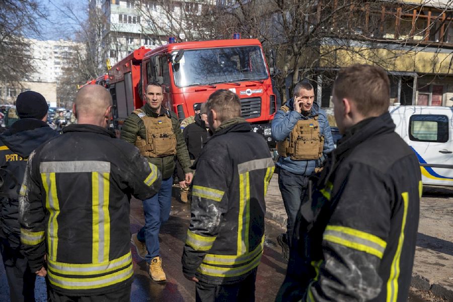 Кличко подякував киянам, які стали пліч-о-пліч, аби Київ вистояв, і показав, як оборонялася столиця в перші дні війни