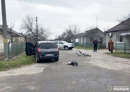 Не пропустила авто та потрапила під колеса: велосипедистка загинула