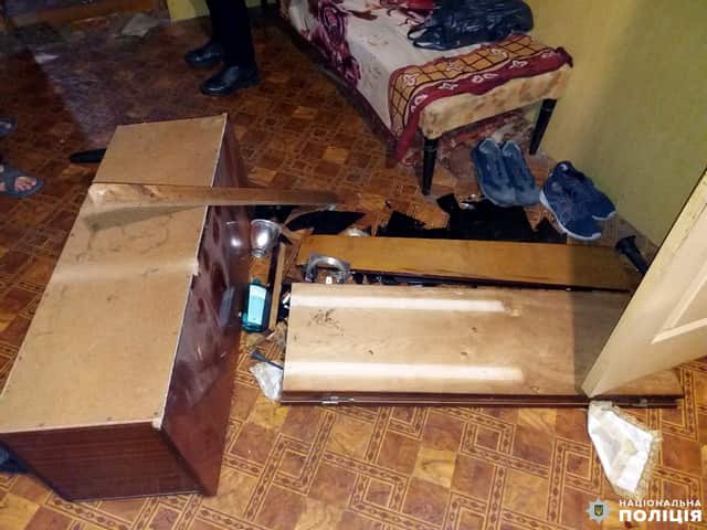 Побили, відібрали телефон і документи