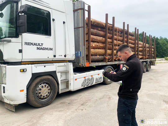 Майже 40 кубометрів деревини перевозив із сумнівними документами