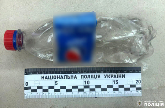 Облив лікаря невідомою речовиною