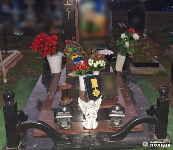 Викрала квіти з могили полеглого Героя