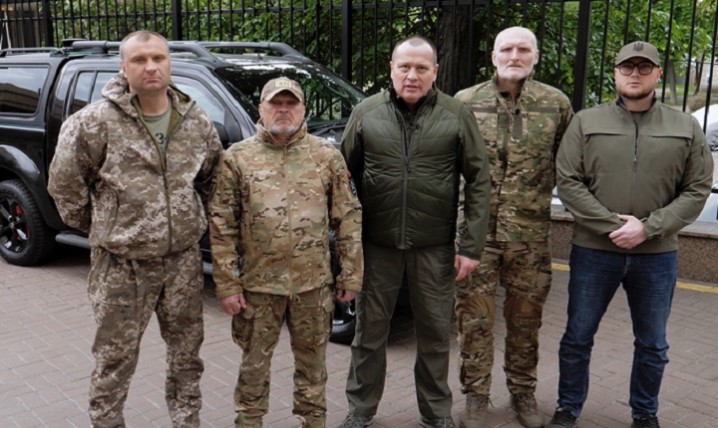 Артур Палатний: «Українська команда» передала позашляховик бійцям 101-ї бригади ТрО