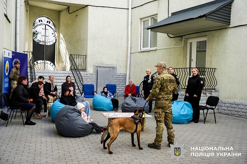 Поліцейські Рівненщини провели сеанс каністерапії для сімей загиблих колег