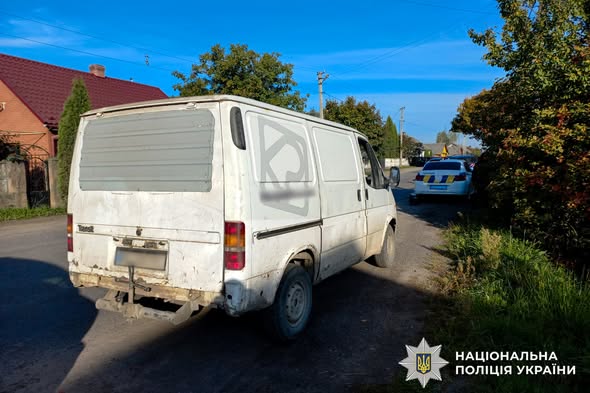 У Рокитному поліцейські оперативно розшукали бус та затримали викрадача